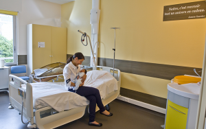 Une maman qui vient d'accoucher et son nourrisson dans une chambre de la maternité du CHU de Rouen.