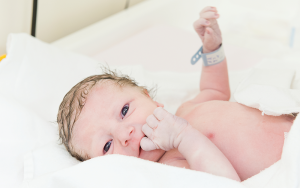 Un nouveau né à la maternité du CHU de Rouen.