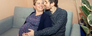 un-couple-un-homme-et-une-femme-enceinte-à-domicile-assis-sur-un-canapé