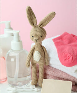 Lapin tricoté avec serviettes de bains pour bébé