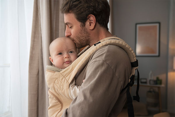 Jeune papa avec son bebe dans les bras