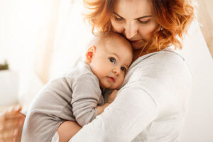 Une jeune maman rousse avec son bébé